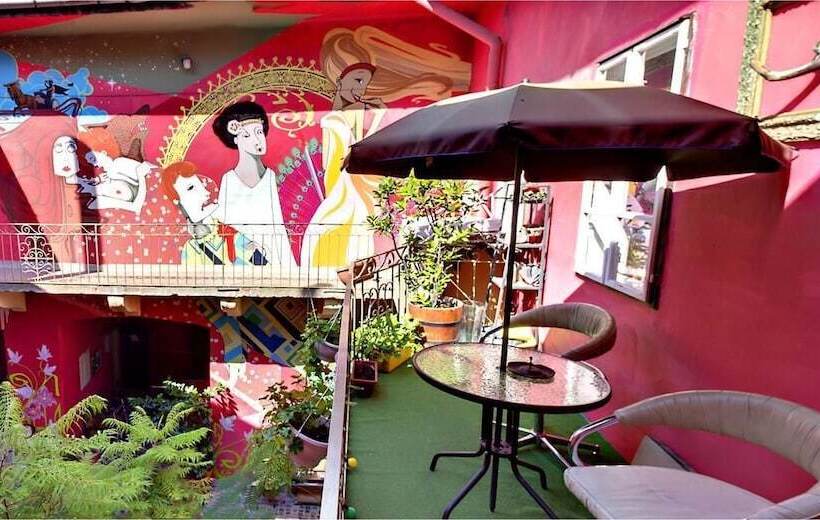 Santico Art Hotel And Hostel