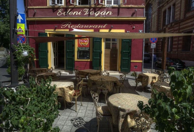 Santico Art Hotel And Hostel