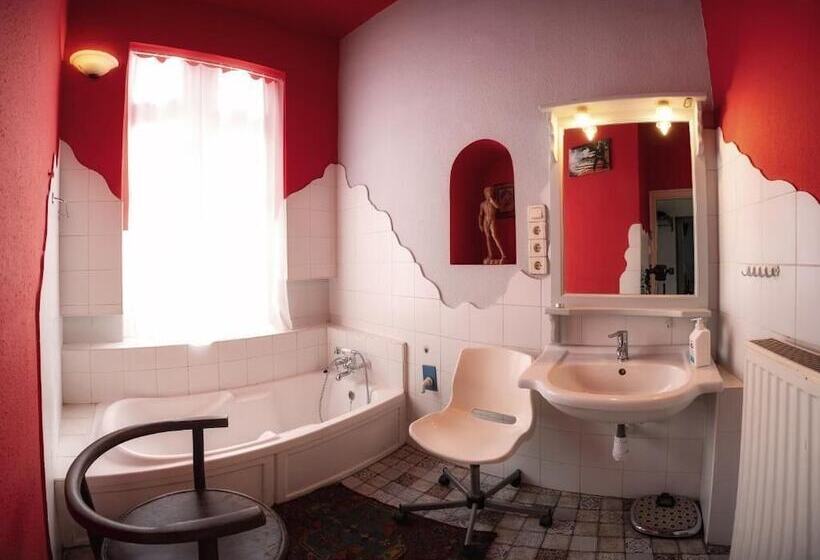 Santico Art Hotel And Hostel