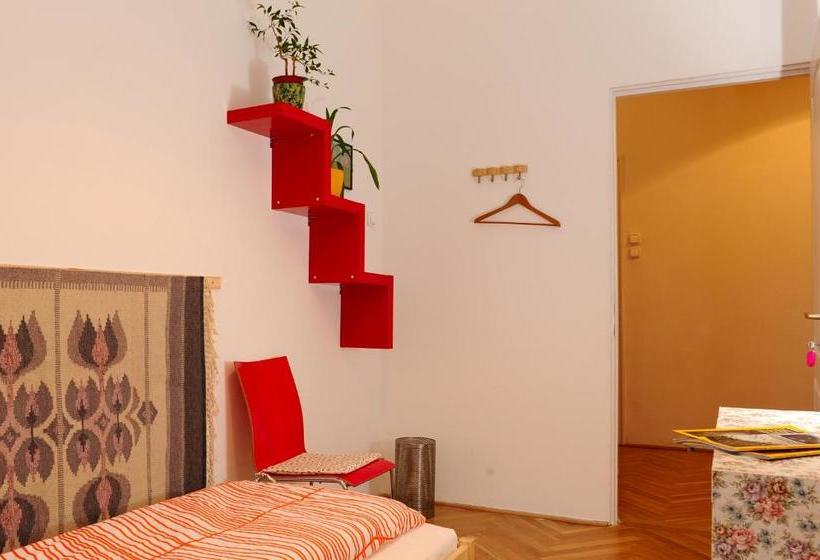 Zsófi S House Hostel 2.0