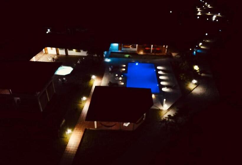 هتل Jungle Lodge El Jardin Aleman