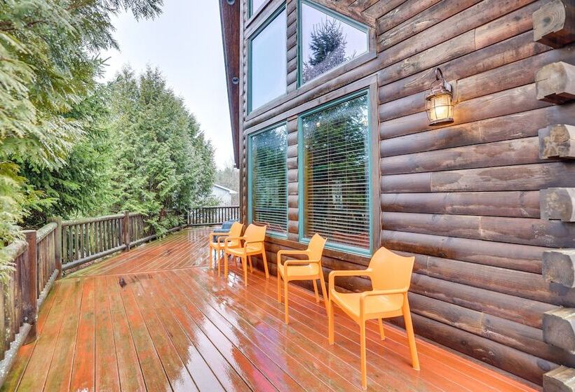 Hot Tub, Deck & Beach Access: Albrightsville Cabin