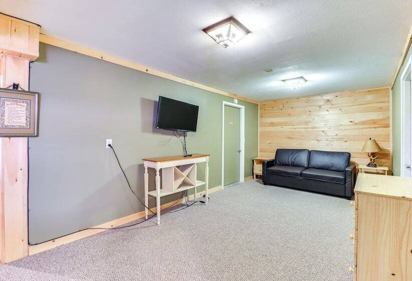 Private Hot Tub & Fire Pit: Log Cabin In Blakeslee