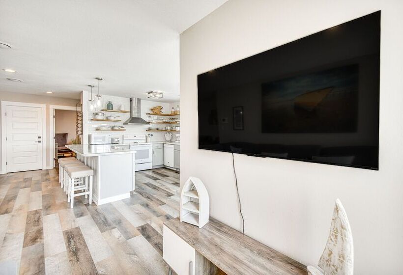 Bright Kitty Hawk Home W/ Hot Tub, Walk To Beach!