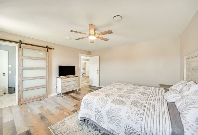 Bright Kitty Hawk Home W/ Hot Tub, Walk To Beach!