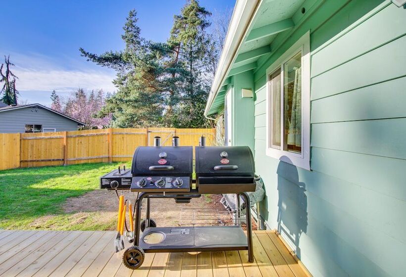 Charming Arlington Home W/ Hot Tub & Fenced Yard!