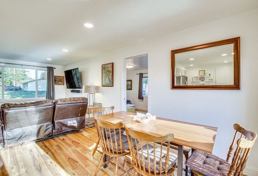 Charming Arlington Home W/ Hot Tub & Fenced Yard!