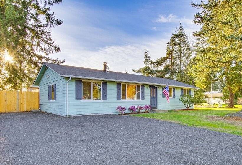 Charming Arlington Home W/ Hot Tub & Fenced Yard!