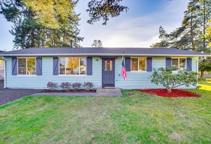 Charming Arlington Home W/ Hot Tub & Fenced Yard!