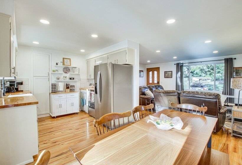 Charming Arlington Home W/ Hot Tub & Fenced Yard!