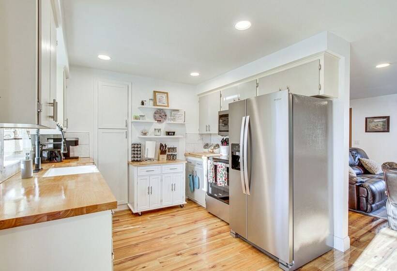 Charming Arlington Home W/ Hot Tub & Fenced Yard!