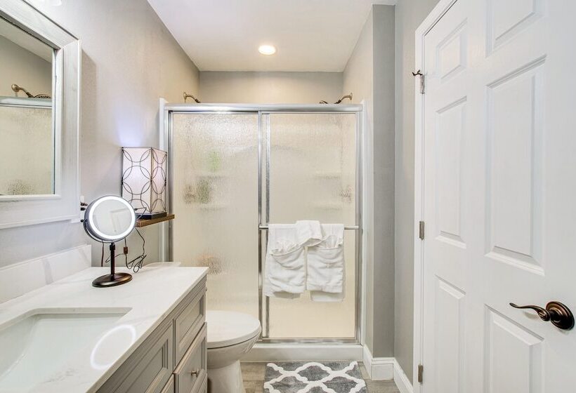 Charming Arlington Home W/ Hot Tub & Fenced Yard!