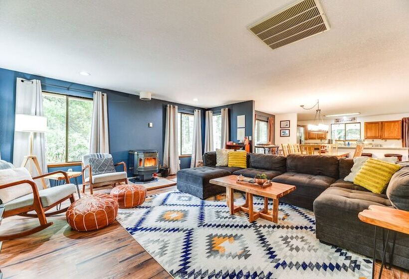 Charming Union Home W/ Deck ~ 2 Mi To Hood Canal!