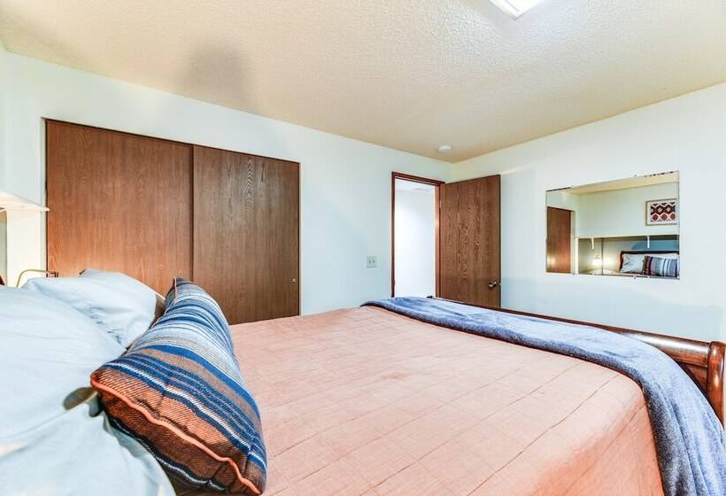 Charming Union Home W/ Deck ~ 2 Mi To Hood Canal!