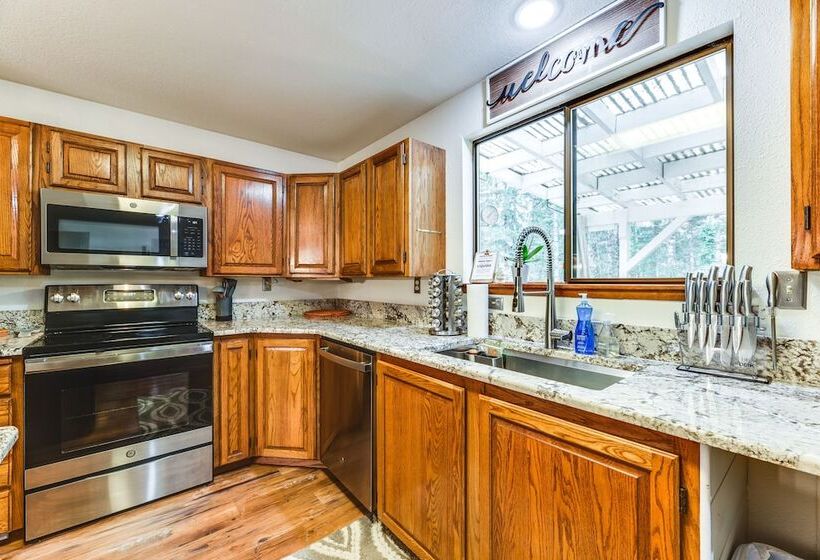 Charming Union Home W/ Deck ~ 2 Mi To Hood Canal!