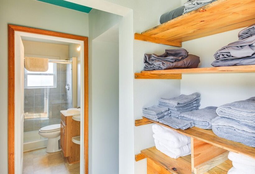 Clark Fork Vacation Home W/ Wood Stove Near Lake!