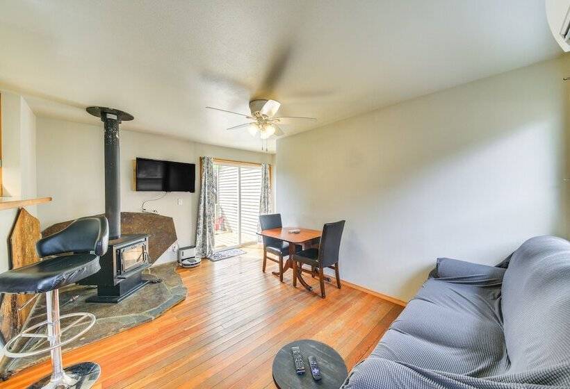 Clark Fork Vacation Home W/ Wood Stove Near Lake!