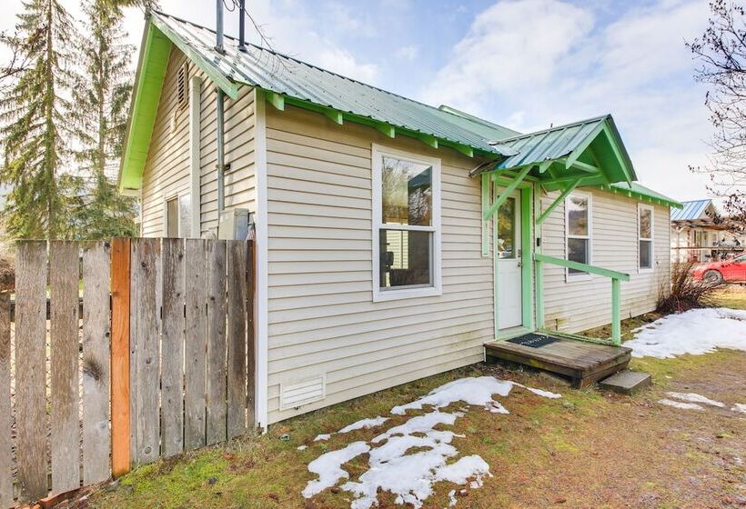 Clark Fork Vacation Home W/ Wood Stove Near Lake!