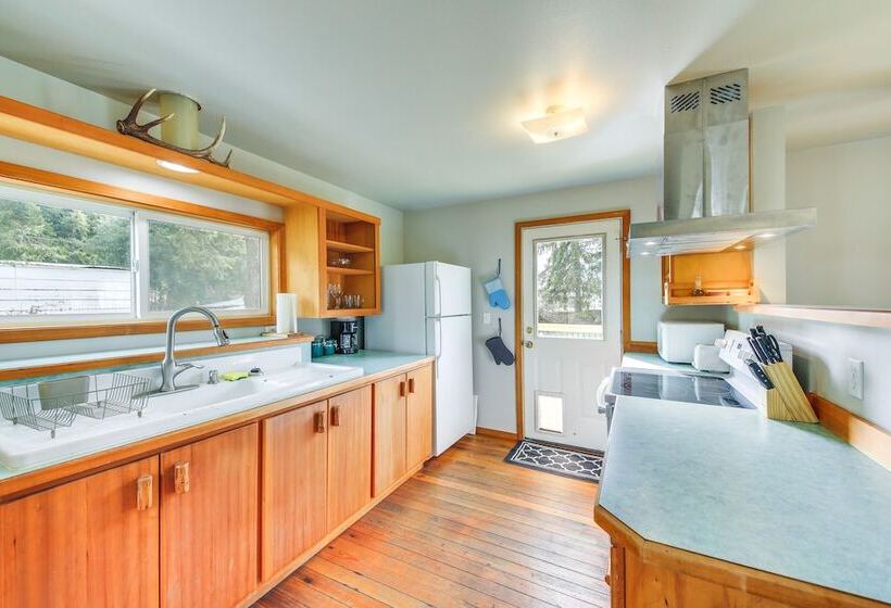 Clark Fork Vacation Home W/ Wood Stove Near Lake!