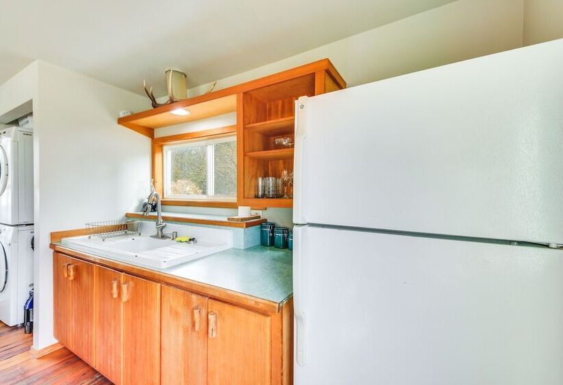 Clark Fork Vacation Home W/ Wood Stove Near Lake!