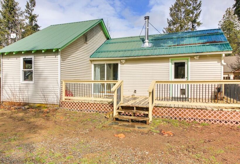 Clark Fork Vacation Home W/ Wood Stove Near Lake!