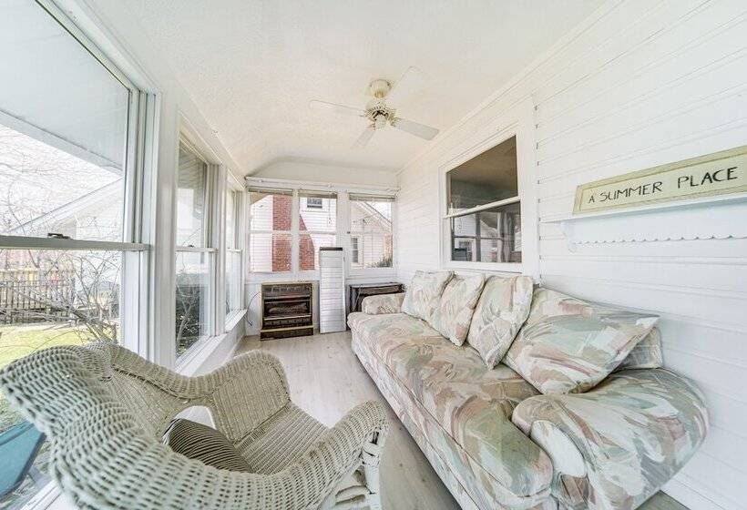 Coastal Lake Erie Cottage W/ Amazing Water Views!