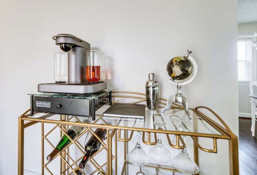 Coastal Lake Erie Cottage W/ Amazing Water Views!