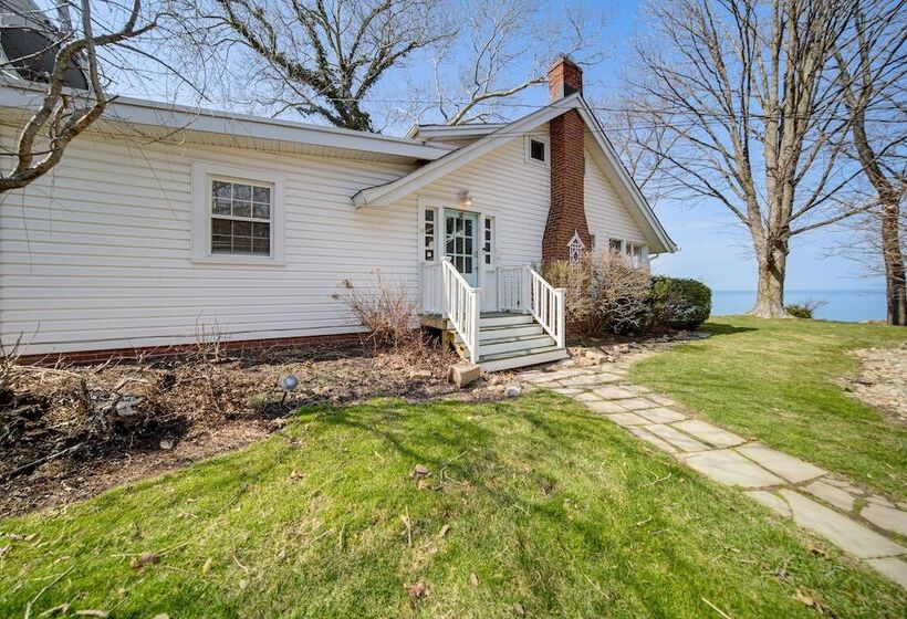 Coastal Lake Erie Cottage W/ Amazing Water Views!