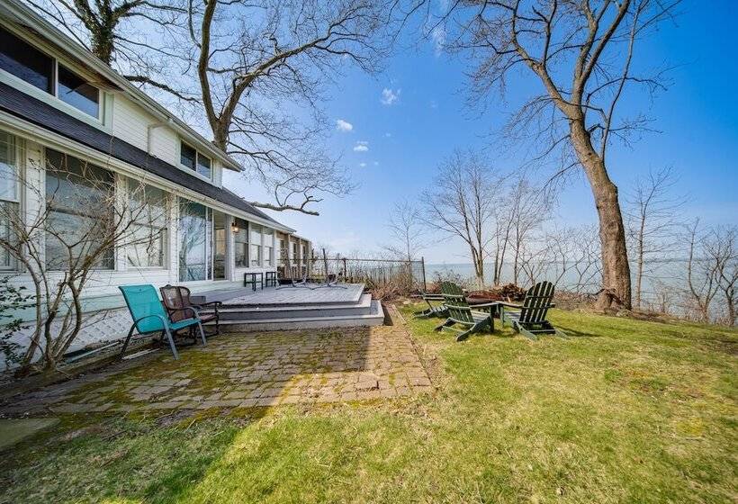 Coastal Lake Erie Cottage W/ Amazing Water Views!