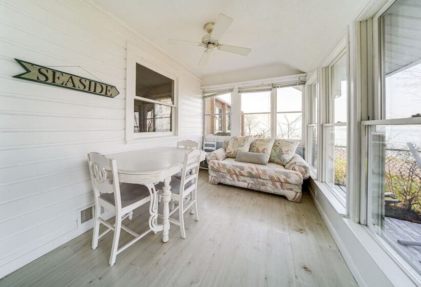 Coastal Lake Erie Cottage W/ Amazing Water Views!