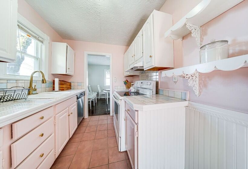 Coastal Lake Erie Cottage W/ Amazing Water Views!