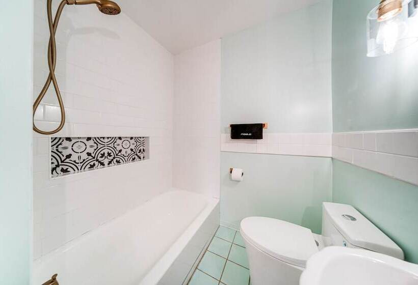 Coastal Lake Erie Cottage W/ Amazing Water Views!