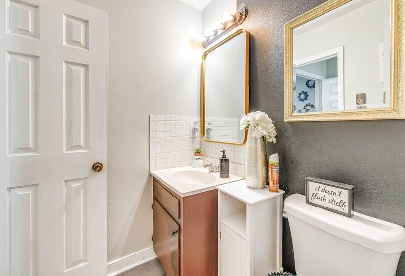 Colorful Hopewell Home ~ 5 Mi To The James River!