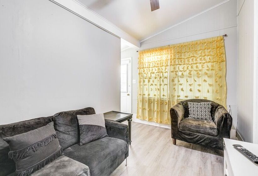 Colorful Hopewell Home ~ 5 Mi To The James River!