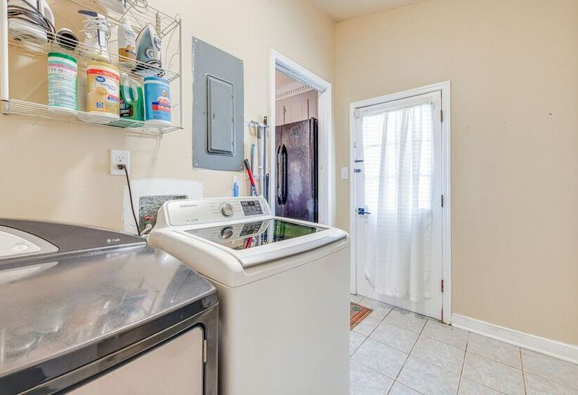 Colorful Hopewell Home ~ 5 Mi To The James River!