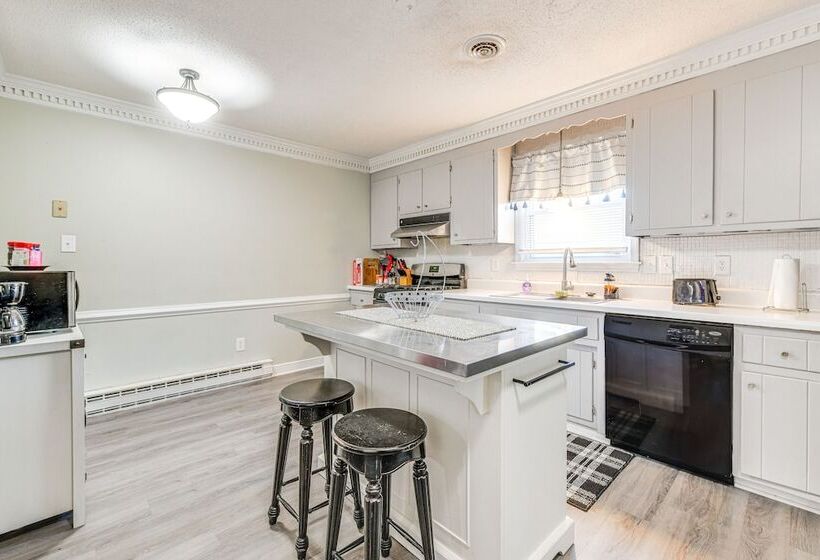 Colorful Hopewell Home ~ 5 Mi To The James River!