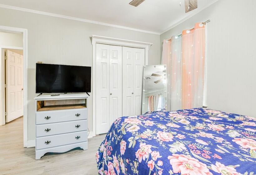 Colorful Hopewell Home ~ 5 Mi To The James River!