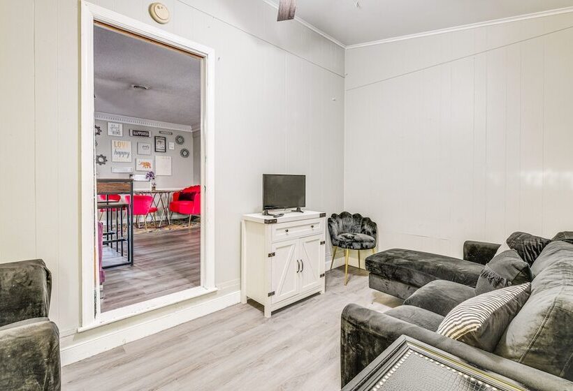 Colorful Hopewell Home ~ 5 Mi To The James River!