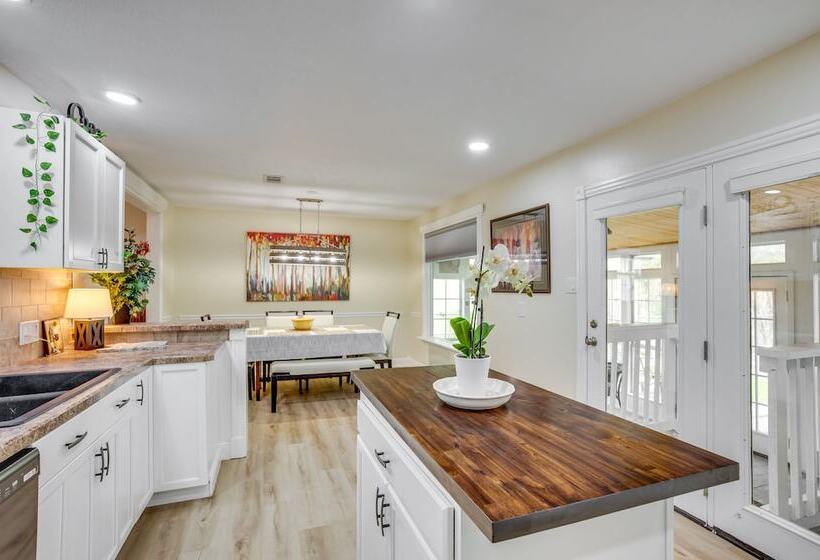 Conroe Home W/ Enclosed Deck: Pets Welcome!