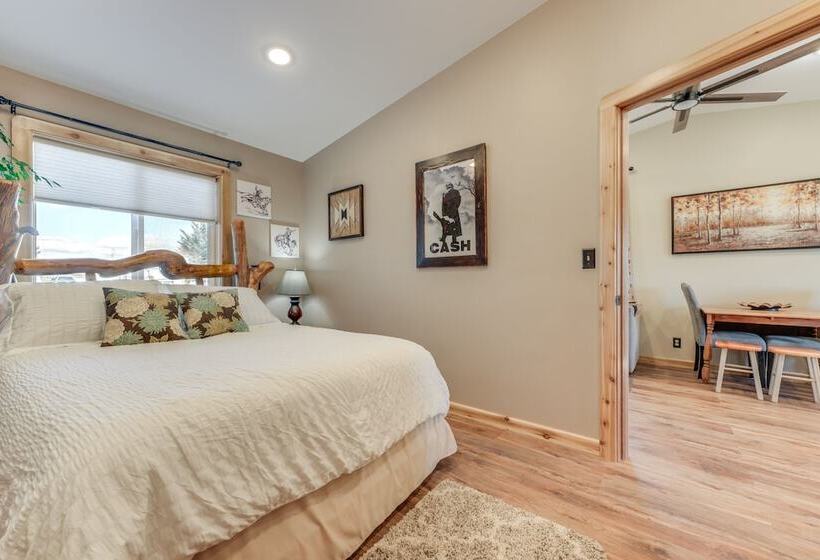 Cozy Dillon Retreat: Fireplace, Mountain Views!