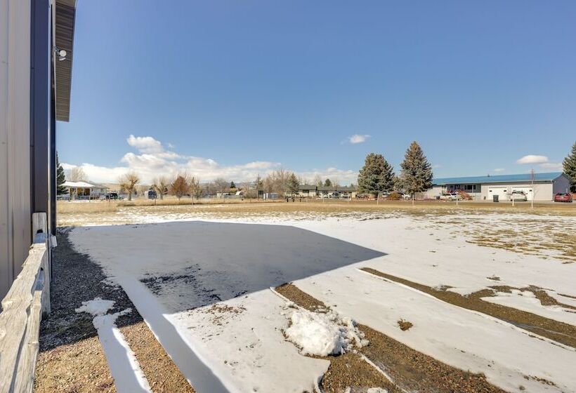 Cozy Dillon Retreat: Fireplace, Mountain Views!