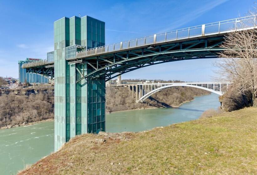 Cozy Niagara Falls Cottage W/ Gas Grill + Patio!