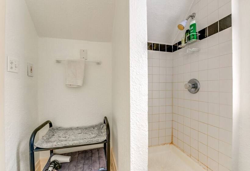 Cozy Niagara Falls Cottage W/ Gas Grill + Patio!