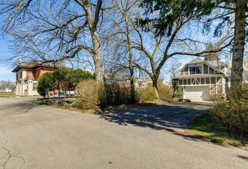 Cozy Niagara Falls Cottage W/ Gas Grill + Patio!