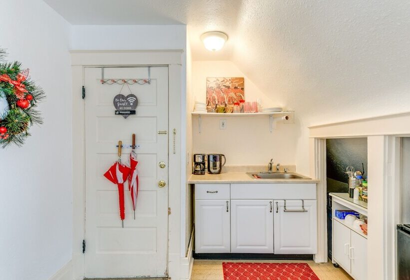 Cozy Niagara Falls Cottage W/ Gas Grill + Patio!