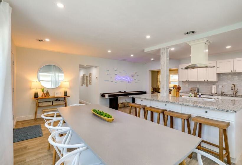 Largo Escape W/ Heated Pool & Lanai Oasis!