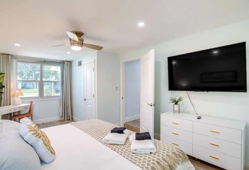 Largo Escape W/ Heated Pool & Lanai Oasis!