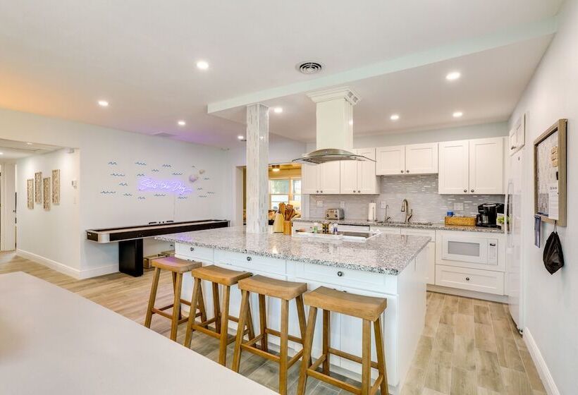 Largo Escape W/ Heated Pool & Lanai Oasis!