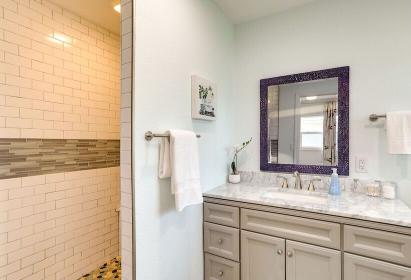 Largo Escape W/ Heated Pool & Lanai Oasis!