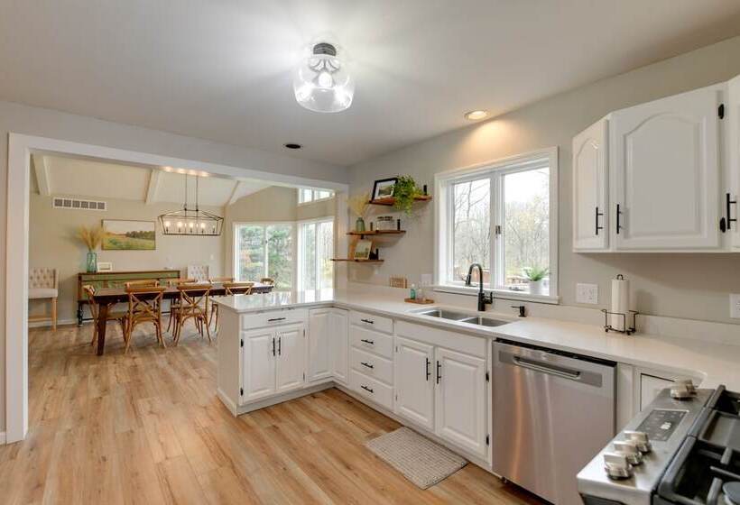 East Aurora Home ~ 18 Mi To Downtown Buffalo!